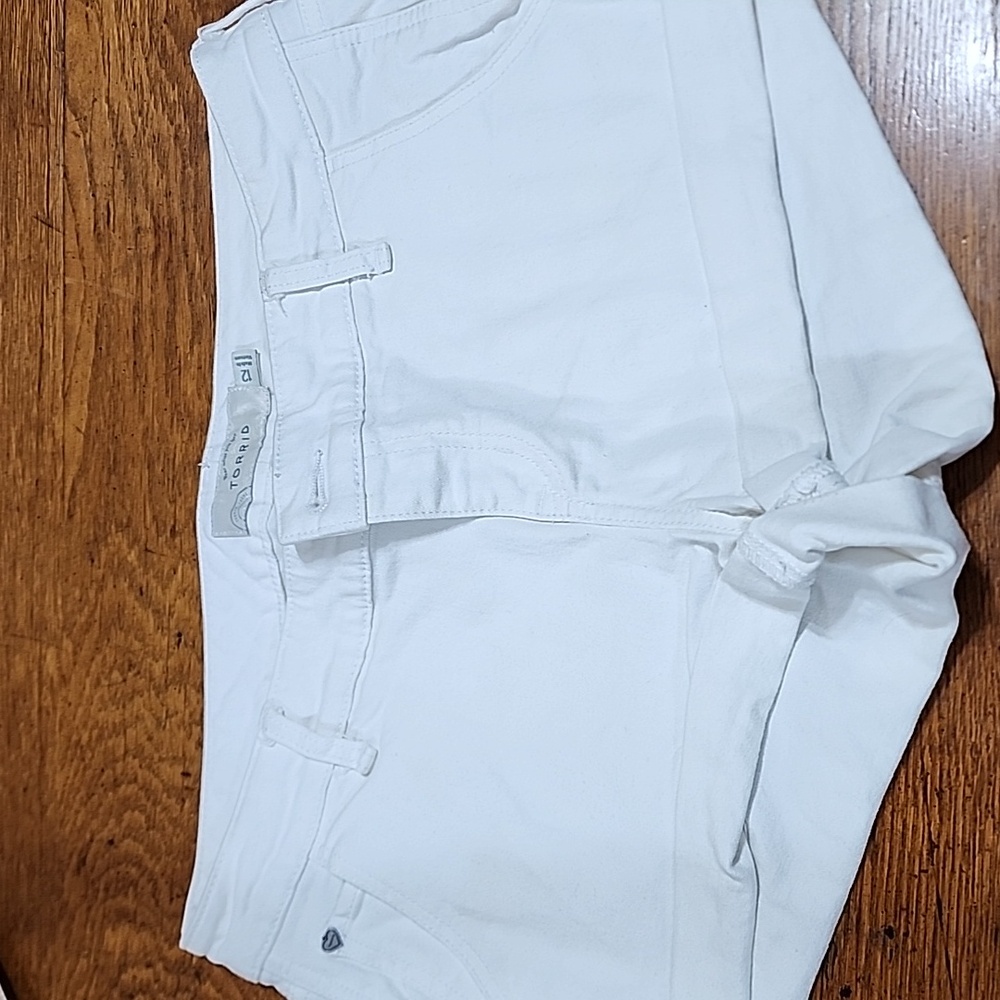 Torrid Cuffed White Denim Shorts Non Distressed Size 12 - Picture 1 of 8